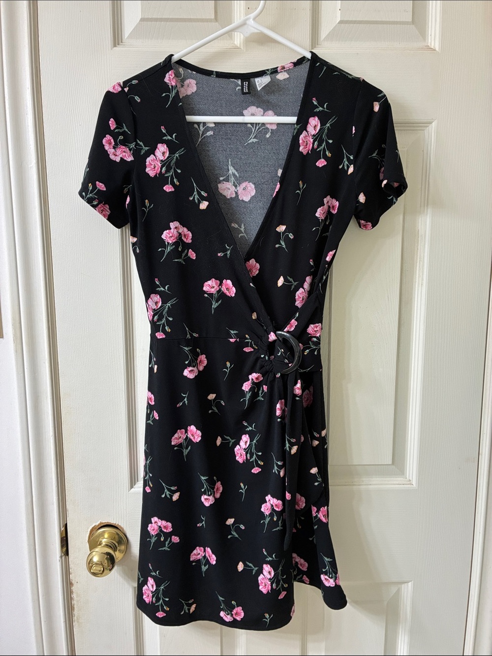 🌷3 for $25🌷Divided, US 4, Black & Pink  Floral V-Neck Fit & Flare Wrap Dress